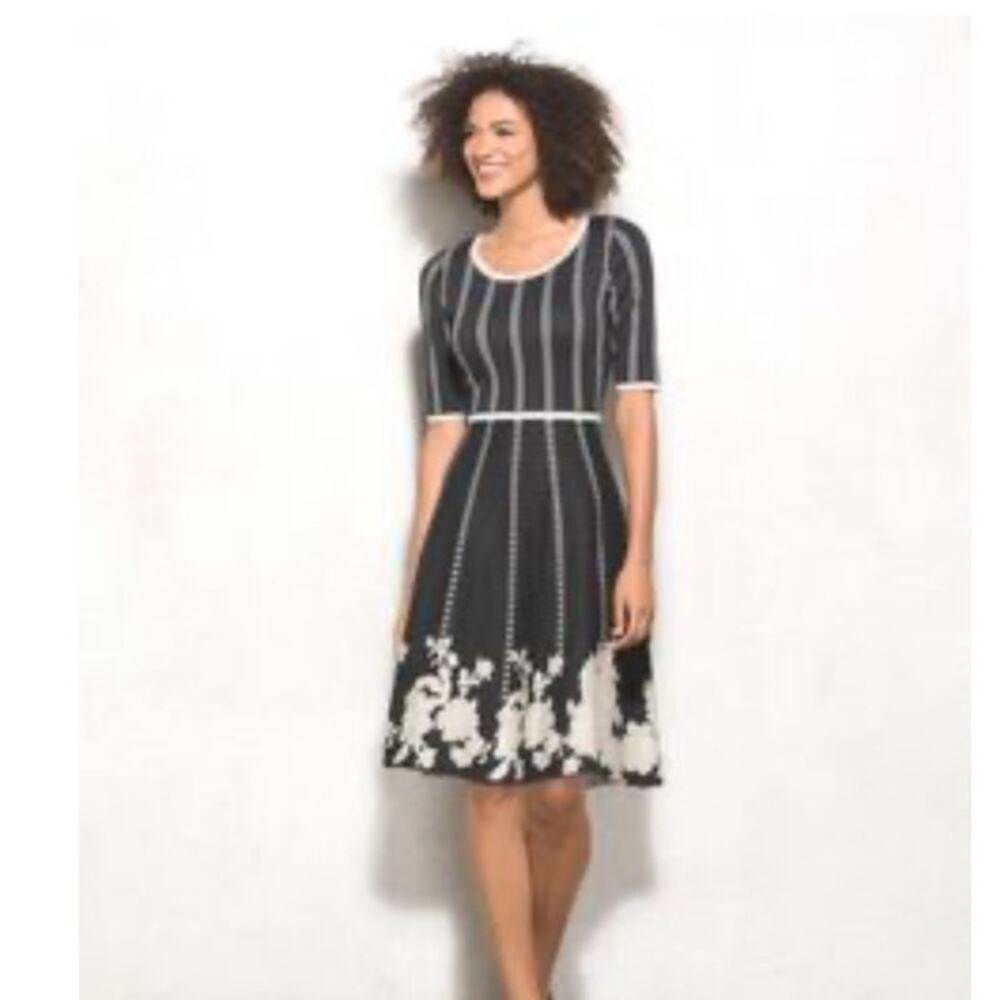 NWT Gabby Skye Knit Gray & White dress with flows at the bottom hem size large - Picture 2 of 10